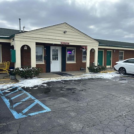 Hillcrest Motel By Oyo Aurora Near Lawrenceburg Bagian luar foto
