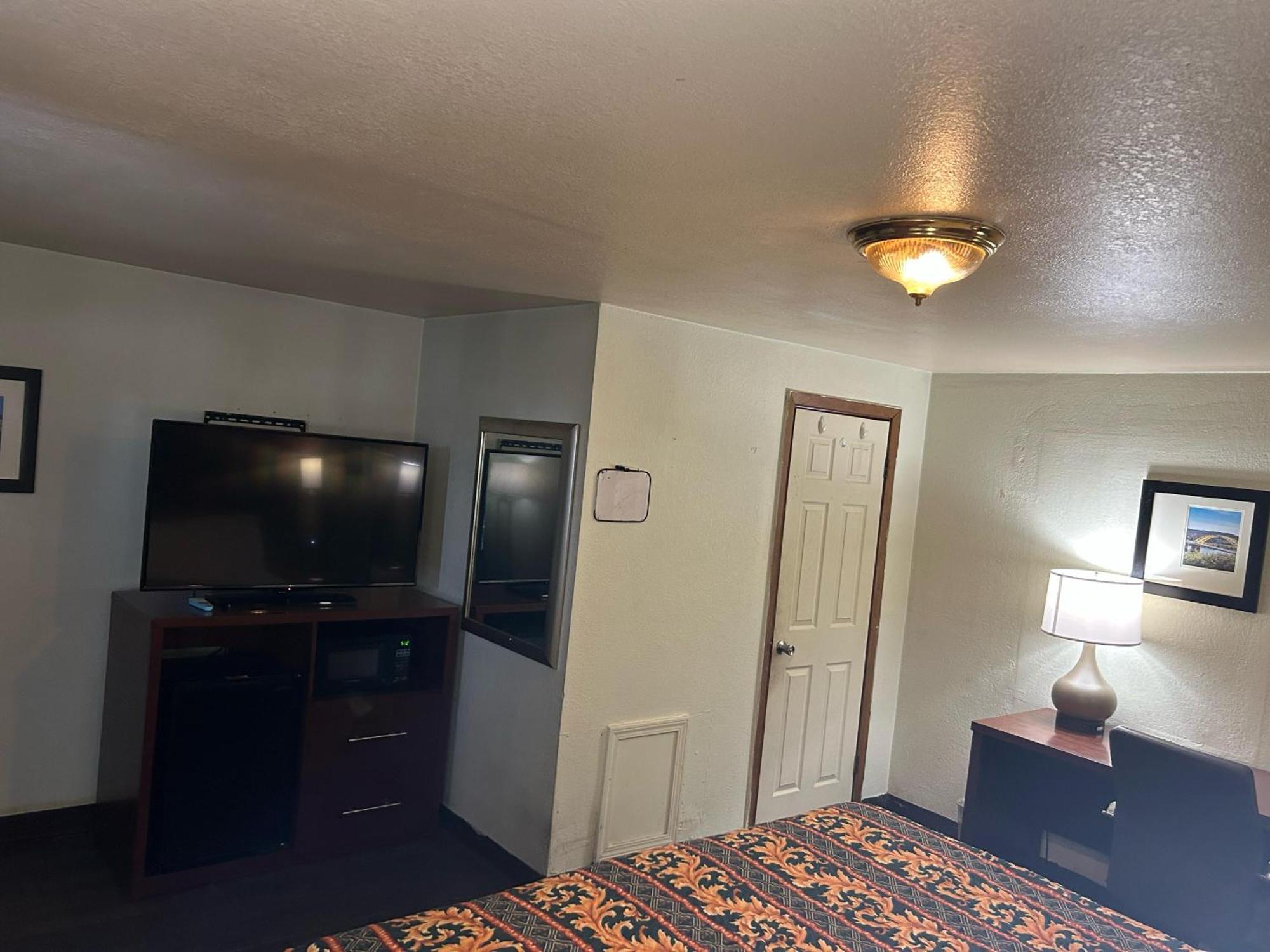 Hillcrest Motel By Oyo Aurora Near Lawrenceburg Bagian luar foto