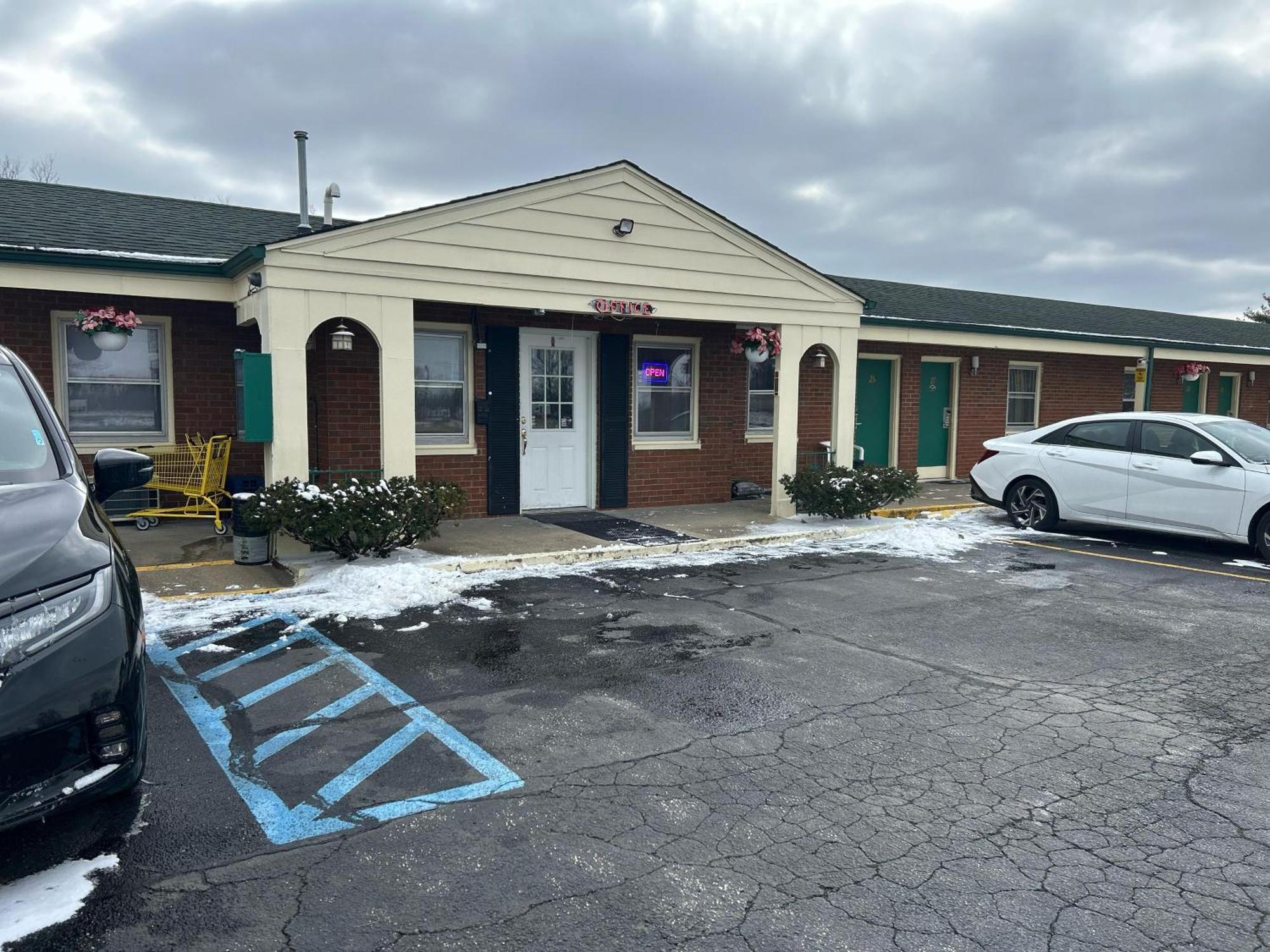 Hillcrest Motel By Oyo Aurora Near Lawrenceburg Bagian luar foto