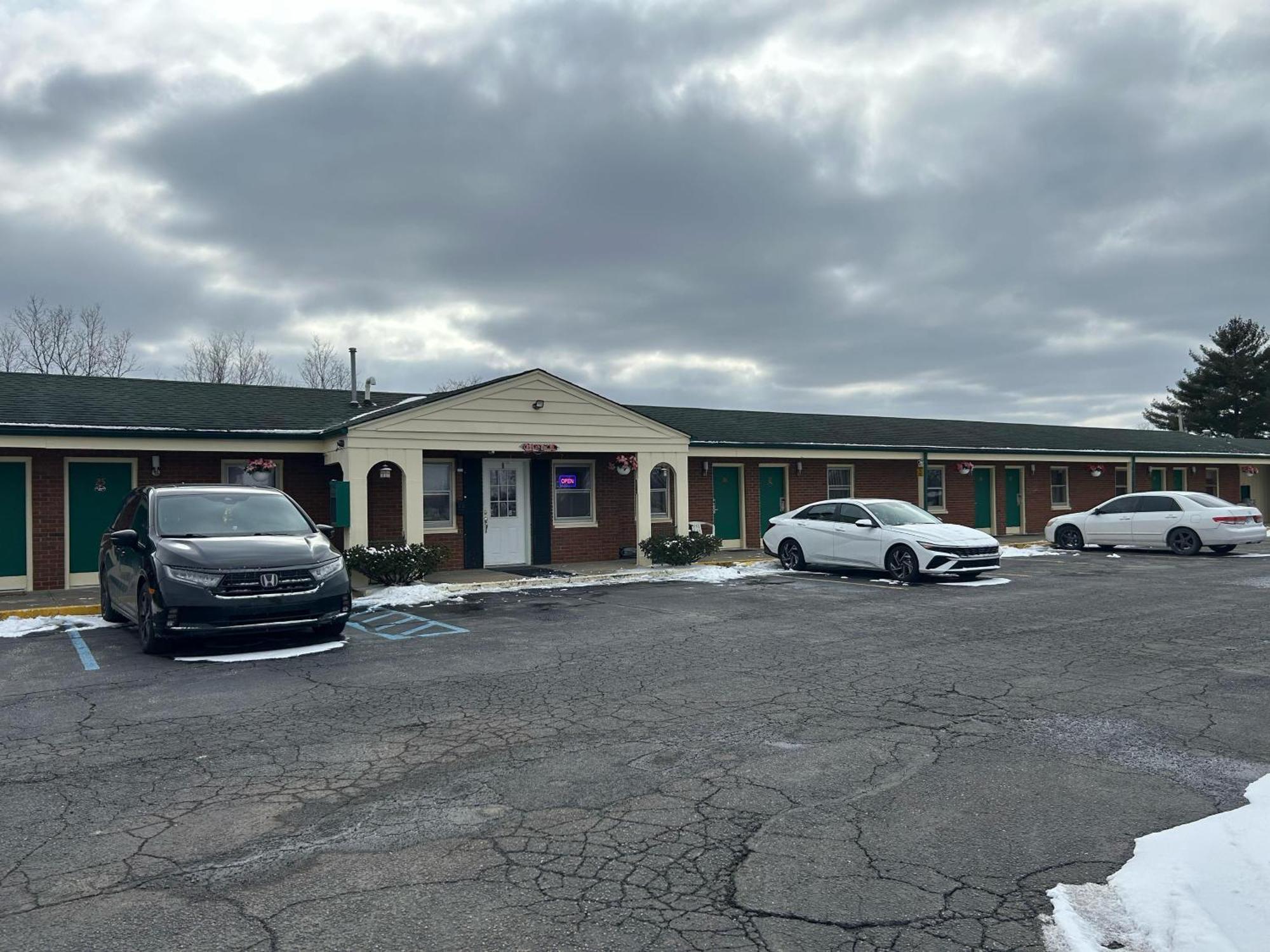 Hillcrest Motel By Oyo Aurora Near Lawrenceburg Bagian luar foto